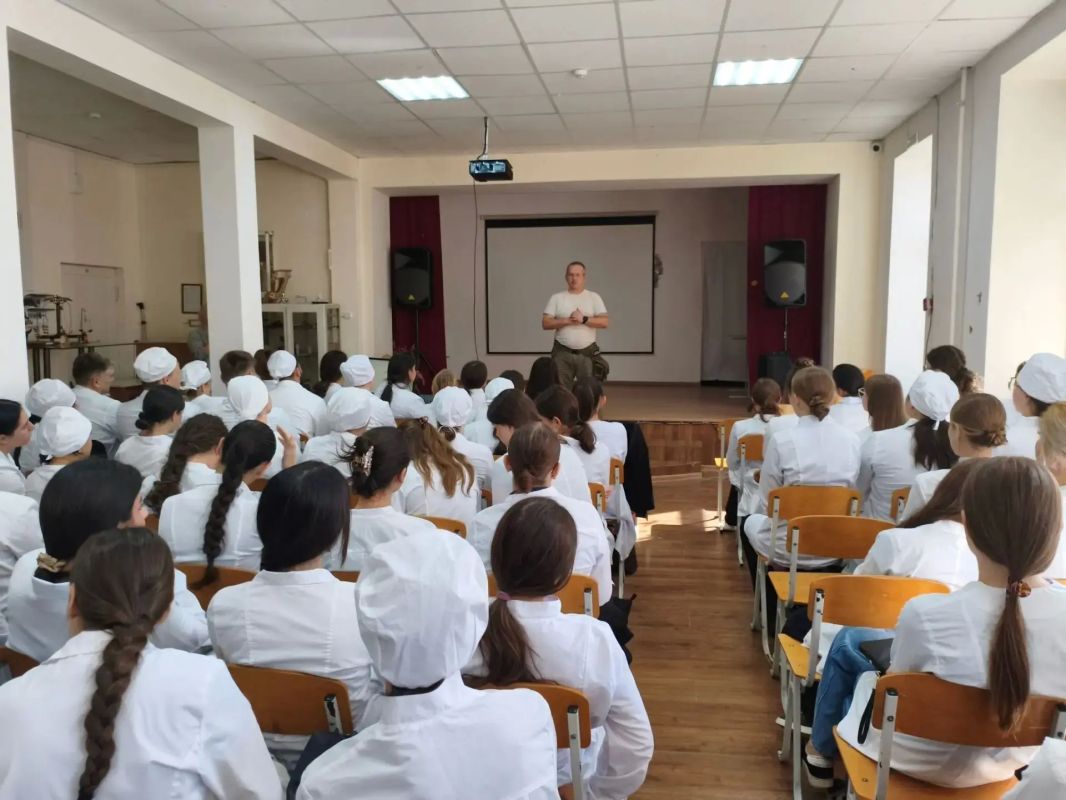 В Сочинском медицинском колледже прошёл расширенный «Маршрут безопасности» — будущие медики собрались, чтобы обсудить угрозы, которые реально встречаются в современном городе В Сочинском медицинском колледже прошёл расширенный «Маршрут безопасности» — будущие медики собрались, чтобы обсудить угрозы, которые реально встречаются в современном городе