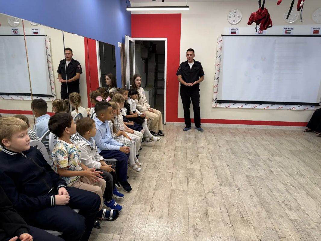 Сотрудники Госавтоинспекции г. Сочи, провели профилактическую беседу по Правилам дорожного движения с учащимися частной школы «Звездный старт». Сотрудники Госавтоинспекции г. Сочи, провели профилактическую беседу по Правилам дорожного движения с учащимися частной школы «Звездный старт».