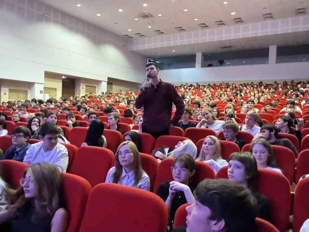 14 октября. Центр национальных культур имени К. С. Мазлумяна. «Профилактический маршрут безопасности» — и более 500 молодых людей в зале 14 октября. Центр национальных культур имени К. С. Мазлумяна. «Профилактический маршрут безопасности» — и более 500 молодых людей в зале