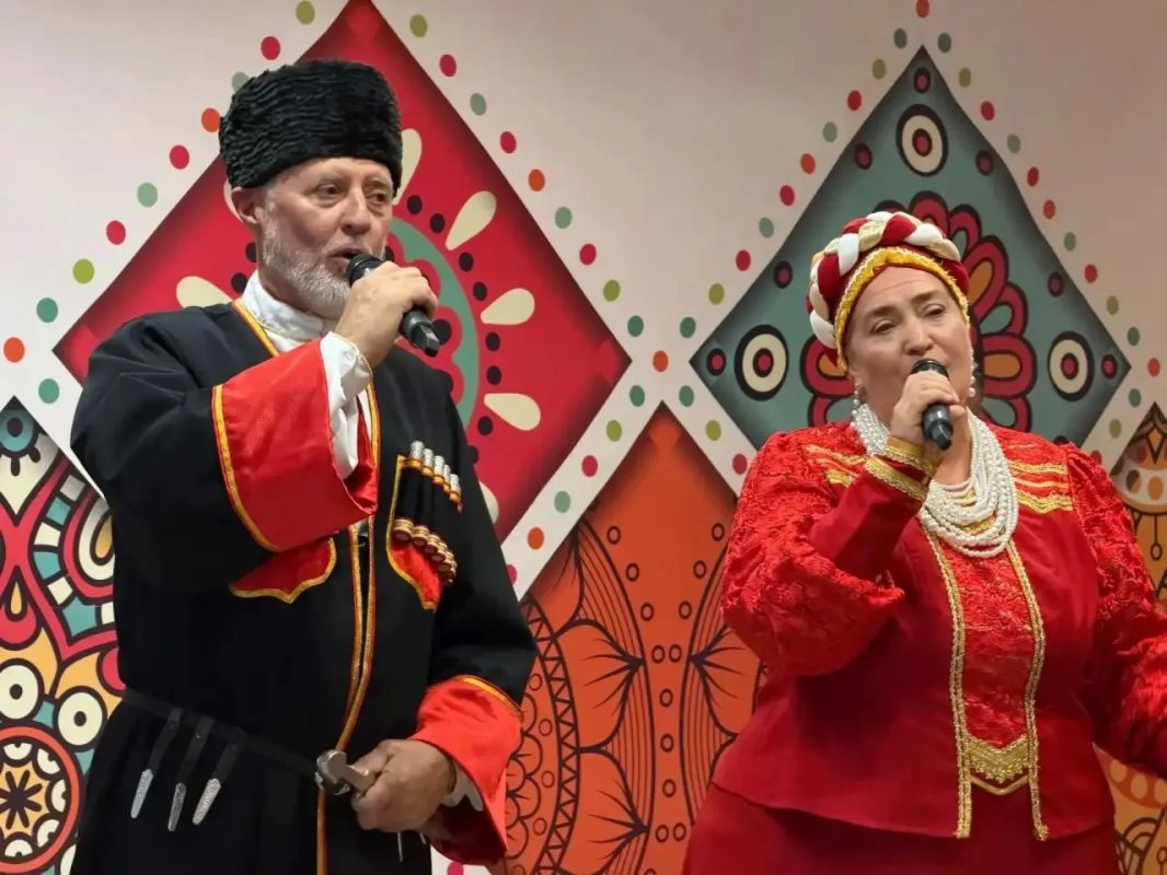 16 октября в Лазаревском Центре национальных культур им. К.С. Мазлумяна состоялся концерт «Под Покровом Богородицы с казачьей песней!», приуроченный к двум значимым датам — Покрову Пресвятой Богородицы и Дню образования... 16 октября в Лазаревском Центре национальных культур им. К.С. Мазлумяна состоялся концерт «Под Покровом Богородицы с казачьей песней!», приуроченный к двум значимым датам — Покрову Пресвятой Богородицы и Дню образования...