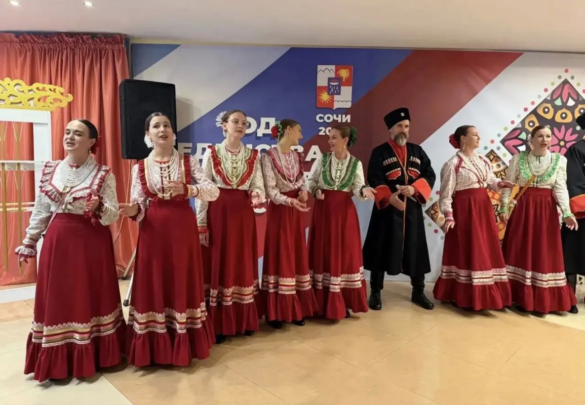 16 октября в Лазаревском Центре национальных культур им. К.С. Мазлумяна состоялся концерт «Под Покровом Богородицы с казачьей песней!», приуроченный к двум значимым датам — Покрову Пресвятой Богородицы и Дню образования... 16 октября в Лазаревском Центре национальных культур им. К.С. Мазлумяна состоялся концерт «Под Покровом Богородицы с казачьей песней!», приуроченный к двум значимым датам — Покрову Пресвятой Богородицы и Дню образования...