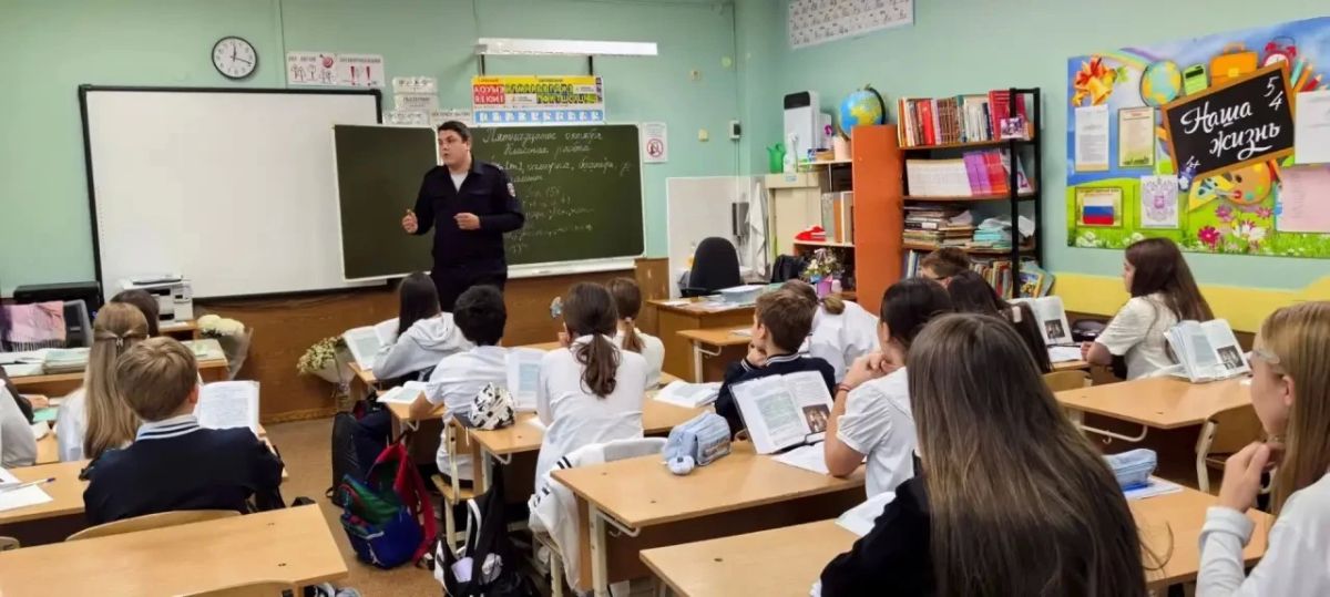 Сотрудники Госавтоинспекции продолжают проведение профилактических бесед в образовательных организациях города-курорта Сочи. Сотрудники Госавтоинспекции продолжают проведение профилактических бесед в образовательных организациях города-курорта Сочи.