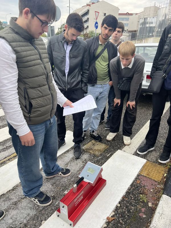 Студенты 4 курса Института транспорта и сервиса в рамках дисциплины «Обустройство автомобильных дорог и технические средства организации дорожного движения» освоили навыки по замеру световозвращения разметки и знаков Студенты 4 курса Института транспорта и сервиса в рамках дисциплины «Обустройство автомобильных дорог и технические средства организации дорожного движения» освоили навыки по замеру световозвращения разметки и знаков