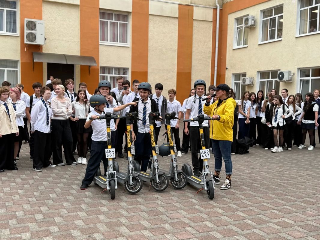 В школе № 53 прошел урок безопасного вождения на электросамокатах В школе № 53 прошел урок безопасного вождения на электросамокатах