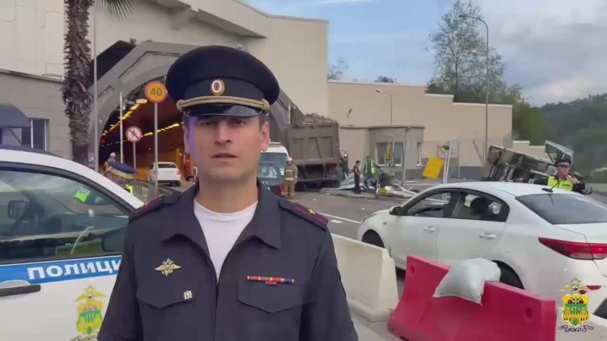 Смертельное ДТП в Сочи. Сегодня утром, в центральном районе г. Сочи, на въезде в тоннель №2 на дублёре Курортного проспекта, 33-летний мужчина управляя авто «Шакман» столкнулся с припаркованным на обочине «Форд», а затем...