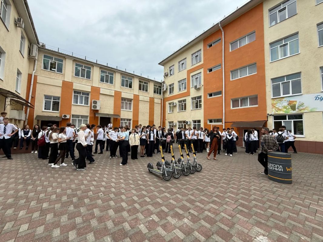 В школе № 53 прошел урок безопасного вождения на электросамокатах В школе № 53 прошел урок безопасного вождения на электросамокатах