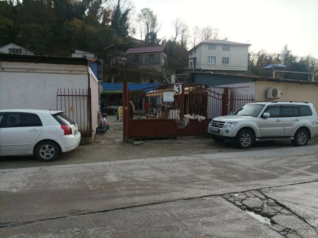 Администрация города Сочи продолжает работу по наведению порядка в сфере использования земельного фонда и пресечению незаконного строительства, в частности добивается восстановления утраченной коммунальной инфраструктуры и... Администрация города Сочи продолжает работу по наведению порядка в сфере использования земельного фонда и пресечению незаконного строительства, в частности добивается восстановления утраченной коммунальной инфраструктуры и...