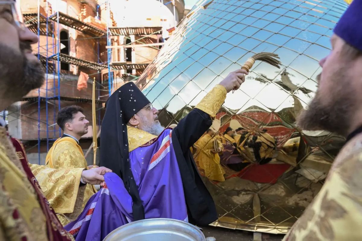 В сочинском этнопарке «Моя Россия» освятили крест и купол будущего храма Рождества Христова В сочинском этнопарке «Моя Россия» освятили крест и купол будущего храма Рождества Христова