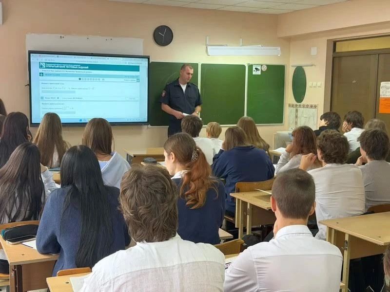 В Сочи транспортные полицейские провели акцию «Безопасный путь» для школьников