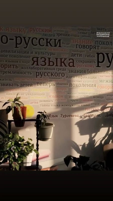 Анна Долгарева: Мои друзья, у которых умненькие способные дети готовятся к поступлению, сейчас тратят бешеные по моим меркам деньги не чтобы дать детям знания, а чтобы научить их отвечать на ЕГЭ