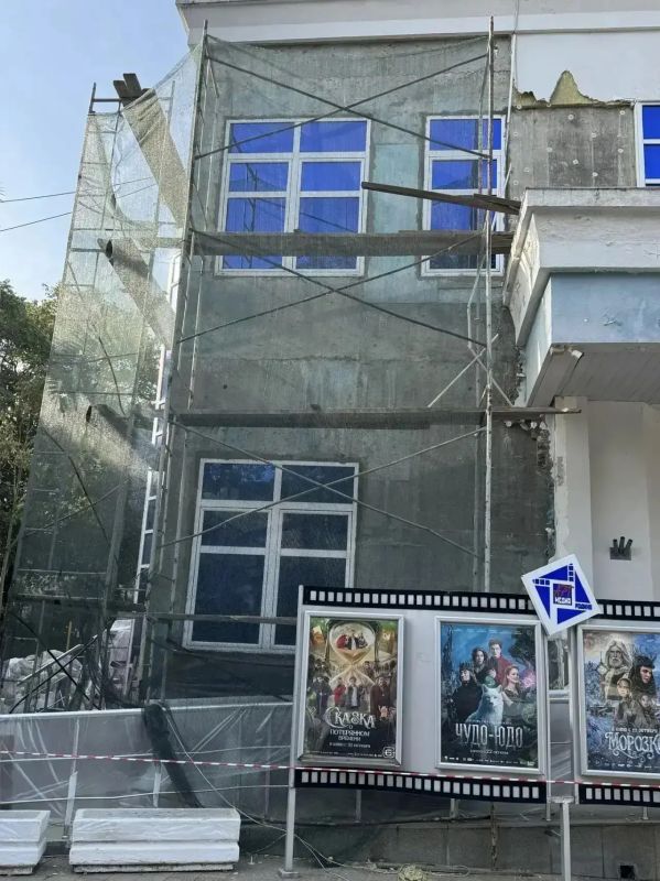 В рамках муниципальной программы городакурорта Сочи «Развитие отрасли «Культура» в «АМЦ «Родина» продолжаются ремонтные работы фасада и помещений здания В рамках муниципальной программы городакурорта Сочи «Развитие отрасли «Культура» в «АМЦ «Родина» продолжаются ремонтные работы фасада и помещений здания