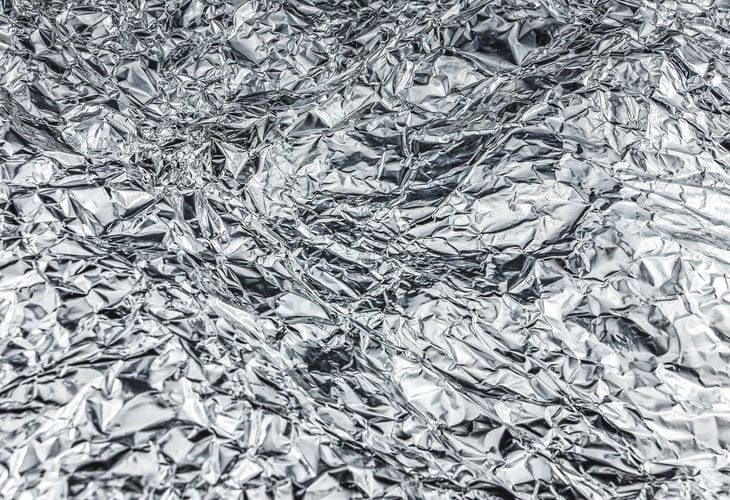 Не только запекание и хранение: 4 случая, когда алюминиевая фольга незаменима в хозяйстве