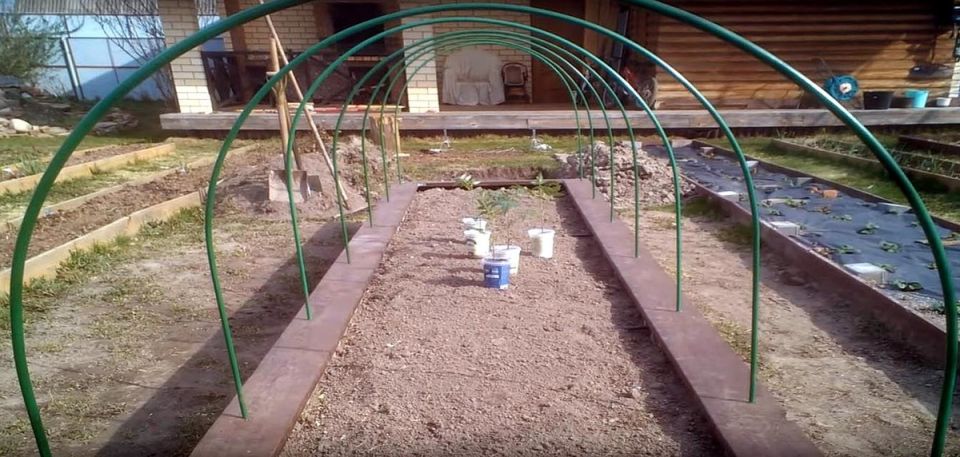 Как создать уютную теплую грядку с парником: пошаговое руководство