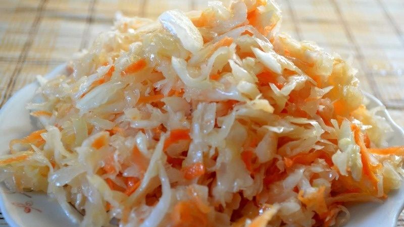 Квашеная капуста: секреты приготовления, которые сделают её хрустящей и аппетитной