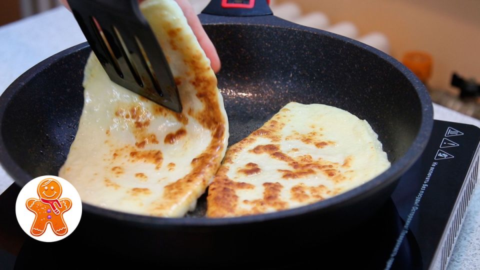 Непревзойденный вкус: быстро готовим сырные лепешки с начинкой