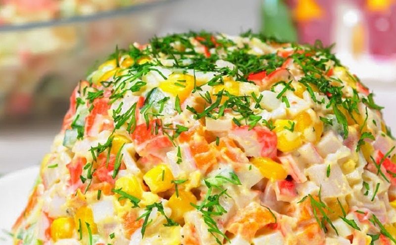 Крабовый салат: обновленная классика для новогоднего стола