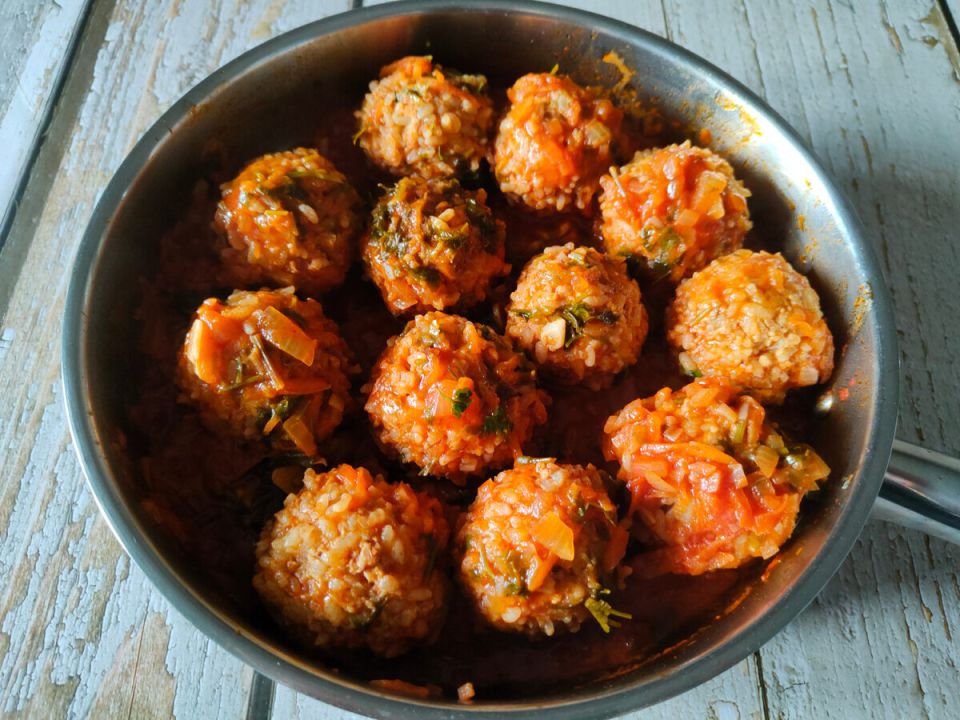 Как приготовить нежные мясные ёжики в томатном соусе