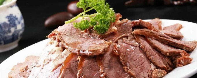 Пикантная копченая говядина с сливовым соусом как неожиданно простое блюдо на обычный вечер