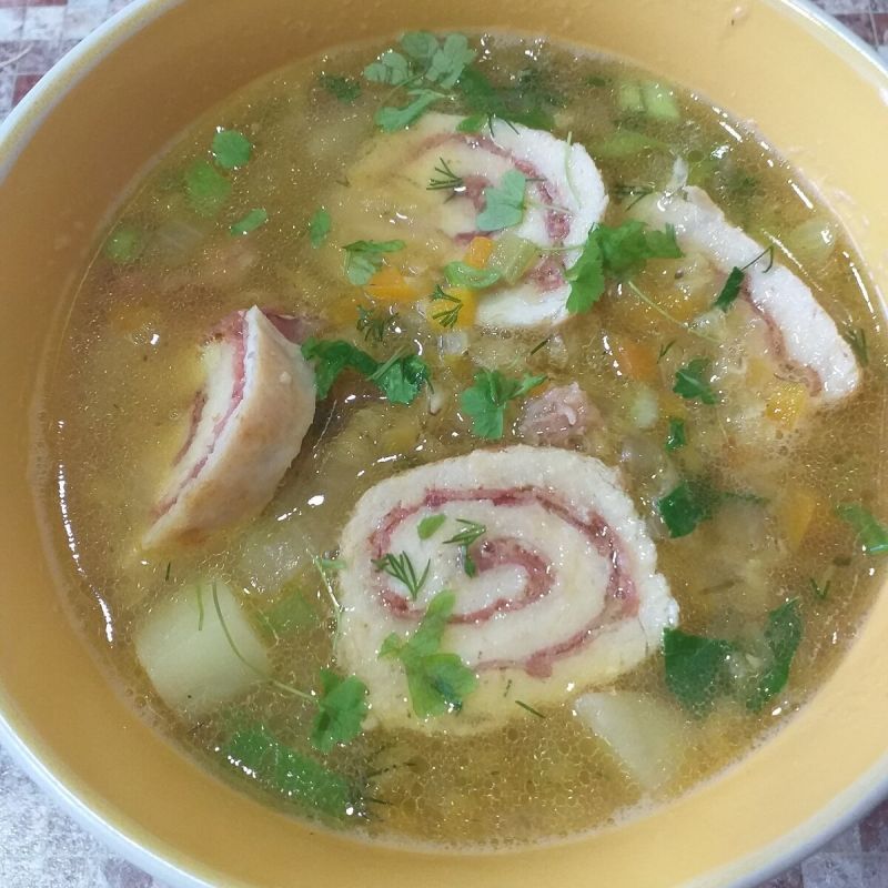Суп из красной чечевицы с мясными рулетиками: легкий и сытный рецепт