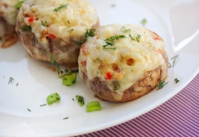 Фаршированные шампиньоны: простой и вкусный рецепт